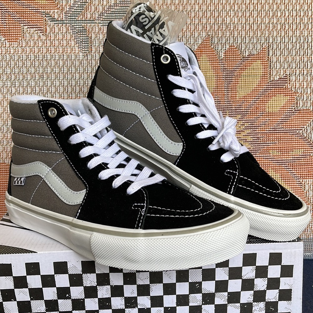 Vans Men’s Skate Sk8-Hi
Reflective Black/Grey
VN0ASFCCN42
Sneakers - Picture 5 of 16